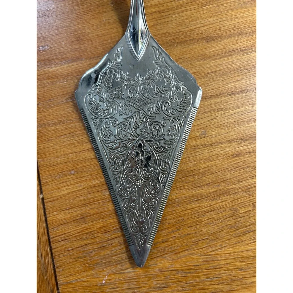 Vintage Silver Ornate Engraved Cake Pie Server Shell Handle Serrated Edge 10.75